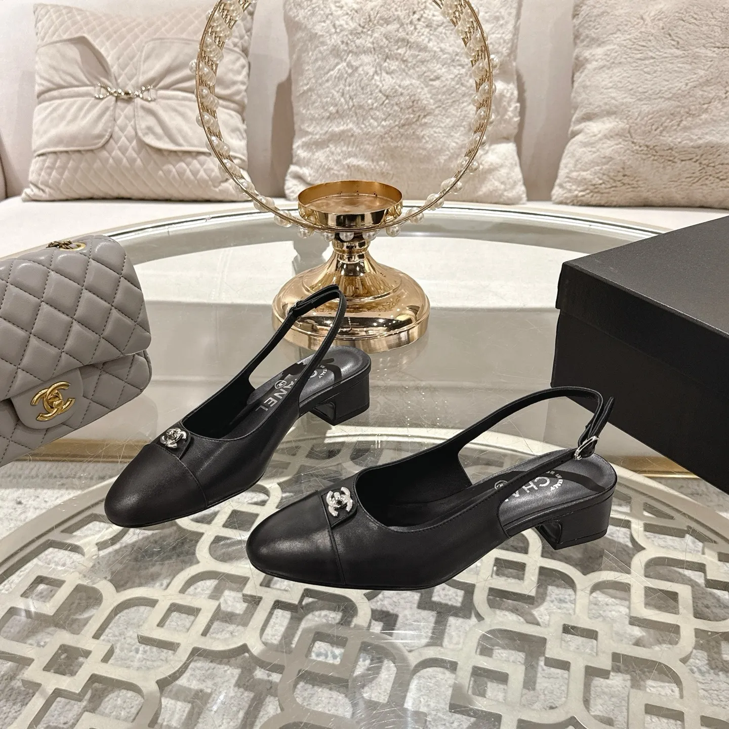 👟👟Ex-factory price 540👟👟 Chanel 𝟐𝟎𝟐𝟓SS spring and summer new double C button Mary Jane 🆕 Xiaoxiang𝐂jia's beautiful Mary Jane sandals are so sweet that they are so beautiful that they have a round square toe design. Cute and cute ~ metal/button logo. The appearance is super online. When you wear it, you will feel like a wealthy daughter. I thought it looked good only when I put it on my feet, I realized how easy it is to wear ~ Upper: Customized lambskin Lining: Sheepskin Outsole: Genuine leather outsole imported from Italy Code number: 35-42 (customized on 40.41.24, non-refundable) Packaging: The latest gift box packaging at the counter